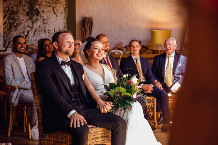 Ein Glückliches Hochzeitspaar in Ahlen bei der Trauung mit einem Hochzeitsstrauß
