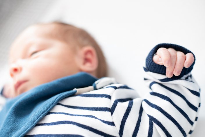 Eine Babyhand bei einem Baby Fotoshooting