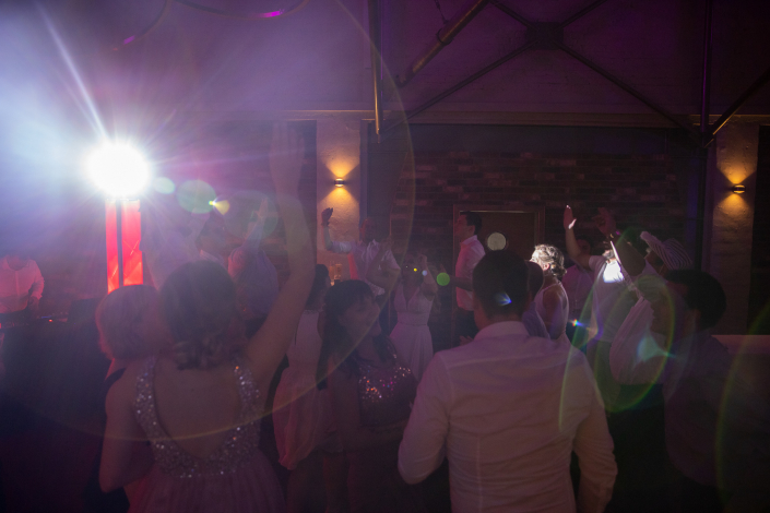 Tanzende, glückliche Personen feiern eine Hochzeit auf der Tanzfläche in der Maxigastro im Maximilianpark Hamm.