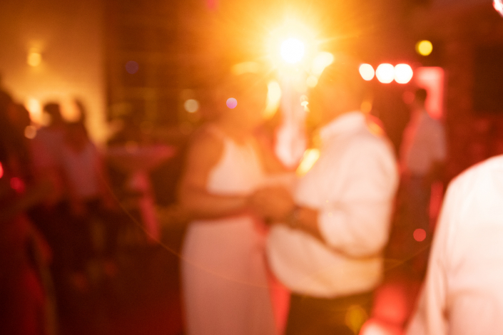 Tanzende, glückliche Personen feiern eine Hochzeit auf der Tanzfläche in der Maxigastro im Maximilianpark Hamm. Der stolze Vater tanzt mit seiner Tochter.