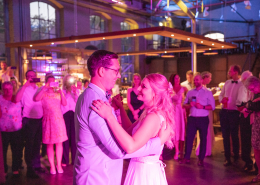 Eine Ehepaar tanzt auf der eigenen Hochzeit in Hamm im Maximilianpark in der Maxigastro